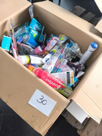 Een assortiment lichaamsverzorgingsproducten (scheermesjes, scheermesjes, shampoo, tandpasta, tandenborstels, …) – kavel bij Auctionline, Anderlecht