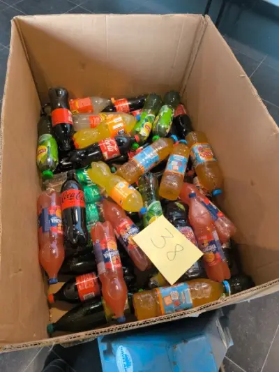 Een assortiment grote flessen diverse frisdranken – kavel bij Auctionline, Anderlecht