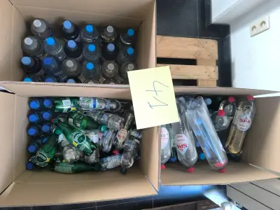 Een assortiment flessen water – kavel bij Auctionline, Anderlecht
