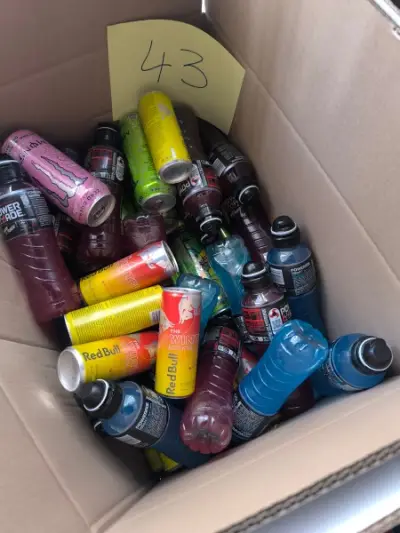 Een partij diverse energiedrankjes (Monster, Red Bull, Powerade,…) – kavel bij Auctionline, Anderlecht