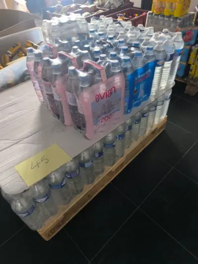 Een partij flessen water in verpakkingen – kavel bij Auctionline, Anderlecht