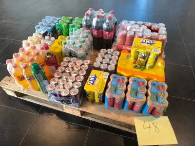 Een assortiment frisdranken in verpakkingen – kavel bij Auctionline, Anderlecht