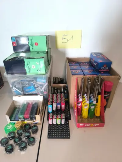 Een assortiment rookartikelen (aanstekers, vuurdoosjes, sigarettenpapier,…) – kavel bij Auctionline, Anderlecht