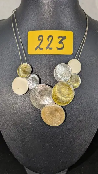 Lot 223 tot 228: 6 diverse halskettingen – kavel bij Auctionline, Anderlecht