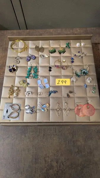 Een lot 28 paren oorbellen – kavel bij Auctionline, Anderlecht