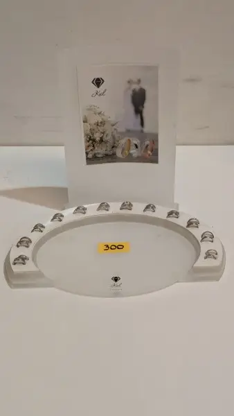 Een display met 24 trouwringen – kavel bij Auctionline, Anderlecht