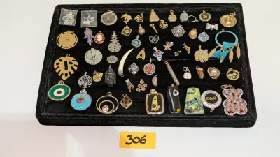 Een partij diverse hangers – kavel bij Auctionline, Anderlecht