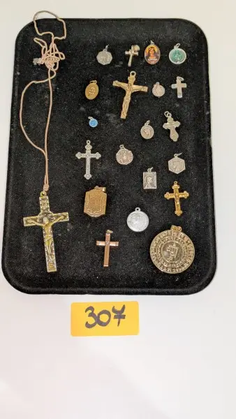 Een partij religieuze hangers – kavel bij Auctionline, Anderlecht