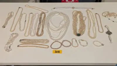 Een partij kettingen en armbanden met parels – kavel bij Auctionline, Anderlecht