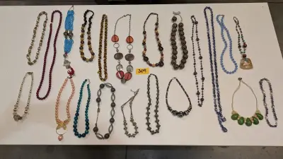 Een partij van 21 diverse kettingen – kavel bij Auctionline, Anderlecht