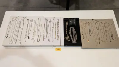 Een partij diverse kettingen en halskettingen – kavel bij Auctionline, Anderlecht