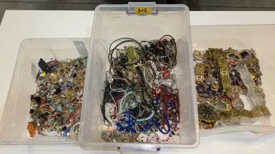 Een partij diverse fantasiejuwelen – beschadigd of onvolledig – kavel bij Auctionline, Anderlecht
