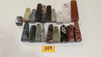 Een set van 17 obelisken van marmer of travertijn – kavel bij Auctionline, Anderlecht