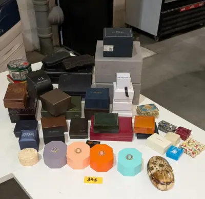 Een partij diverse horloge- en sieradendoosjes – kavel bij Auctionline, Anderlecht
