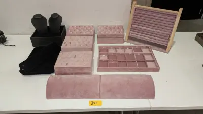 Een partij roze en zwarte sieradenstandaards – kavel bij Auctionline, Anderlecht