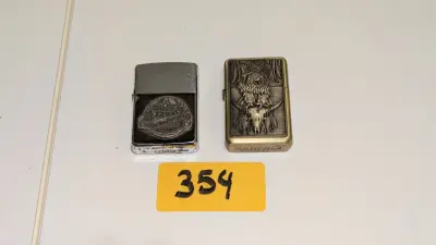 2 aanstekers (ZIPPO en Earth) – kavel bij Auctionline, Anderlecht