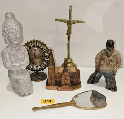 Een assortiment diverse decoratieve voorwerpen (2 beeldjes + een handspiegel + een muziekdoosje + Christusbeeldje + een klein tafelklokje) – kavel bij Auctionline, Anderlecht