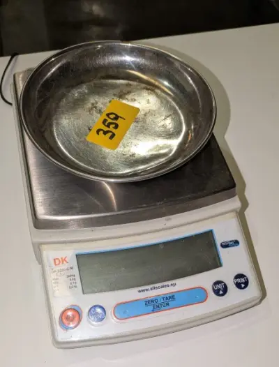 Een elektronische weegschaal van DK (min. 0,05 g, max. 2200 g) – kavel bij Auctionline, Anderlecht