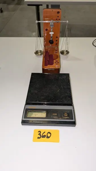 2 kleine weegschalen – kavel bij Auctionline, Anderlecht