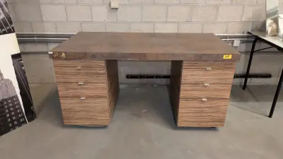 Een bruin houten bureau met 2 ladekasten + legplank – kavel bij Auctionline, Anderlecht