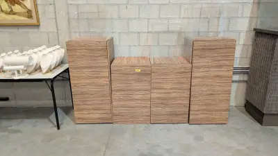 4 lichte houten kasten + 3 plexiglasblokken – kavel bij Auctionline, Anderlecht