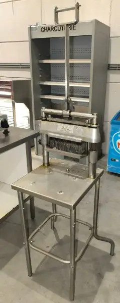 Een roestvrijstalen vleesvermalser van Sma op poten – kavel bij Auctionline, Anderlecht