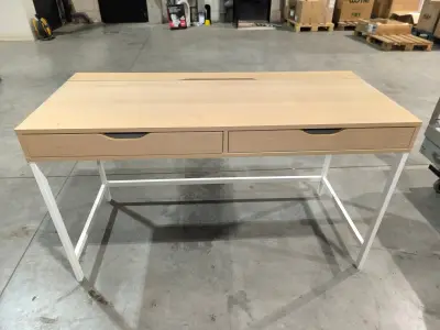 Een houten bureau met witte metalen poten (132x58) – kavel bij Auctionline, Anderlecht