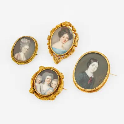 Four 19th-century brooches with miniatures set in gold frames. Depicting a family and three – kavel bij Bernaerts, Antwerp