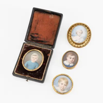 Four brooches featuring a miniature portrait of a child. Set in gold; one brooch housed in a – kavel bij Bernaerts, Antwerp