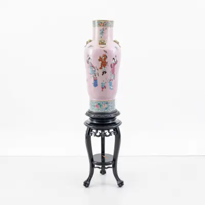 A figurative Famille rose vase on a pink sgraffito background – kavel bij Bernaerts, Antwerp