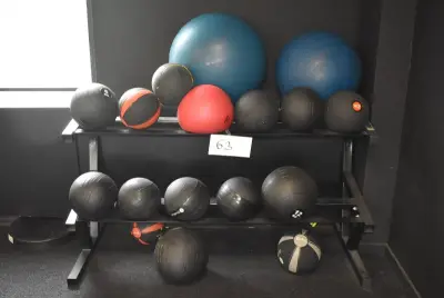 Een rek met +/-15 ballen – kavel bij Auctionline, Anderlecht
