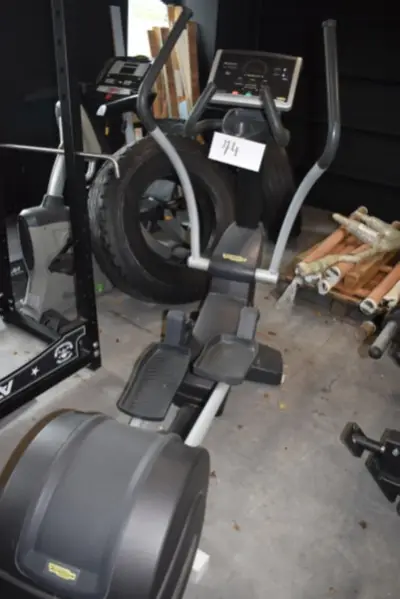 Een TECHNOGYM-elliptische trainer – kavel bij Auctionline, Anderlecht