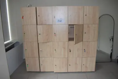 Een houten kleerkast met 20 vakken en sleutels – kavel bij Auctionline, Anderlecht