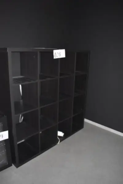 Een kast met 16 vakken van donker hout – kavel bij Auctionline, Anderlecht
