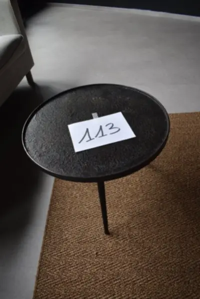 Een klein rond bijzettafeltje van hout met metalen poot – kavel bij Auctionline, Anderlecht