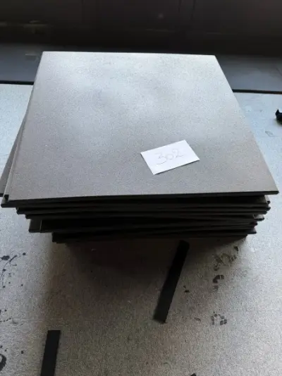 Een partij vloerbeschermingsplaten van 1 m x 1 m (25 stuks) – kavel bij Auctionline, Anderlecht