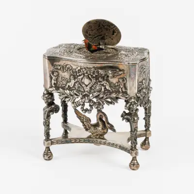 A tall German singing bird box. Hanau, early 20th century – kavel bij Bernaerts, Antwerp