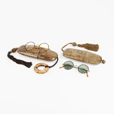 Two Chinese eyeglass cases. Light brown-tinted shagreen veneer – kavel bij Bernaerts, Antwerp