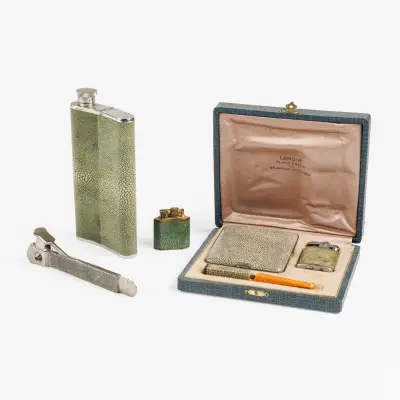 Four shagreen veneered art deco items. 1. Case (Lenoir/Paris), Ronson lighter, and small pipe – kavel bij Bernaerts, Antwerp