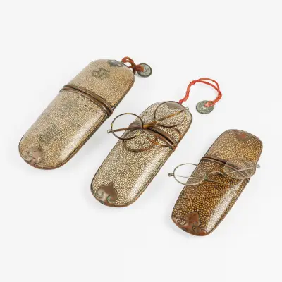 Three Chinese eyeglass cases in light brown-tinted shagreen, wood, and copper – kavel bij Bernaerts, Antwerp
