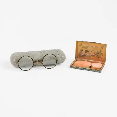 Two gray shagreen veneered art deco pieces. 1. Eyeglass case – kavel bij Bernaerts, Antwerp
