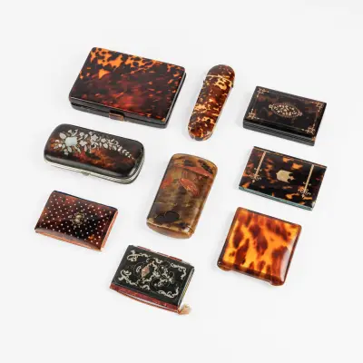 Nine art deco pieces inlaid with tortoiseshell. - Powder compacts – kavel bij Bernaerts, Antwerp