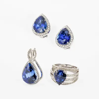 Set of earrings, pendant, and ring in white gold set with natural sapphires – kavel bij Bernaerts, Antwerp