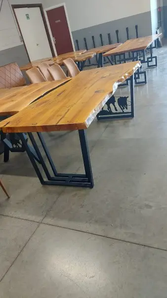 12 tables en bois massif – kavel bij Auctionline, Liege