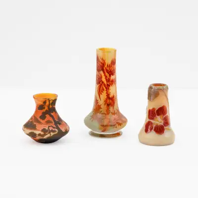 Three small French cameo glass vases. Overlaid blown glass, with light shades in the base – kavel bij Bernaerts, Antwerp