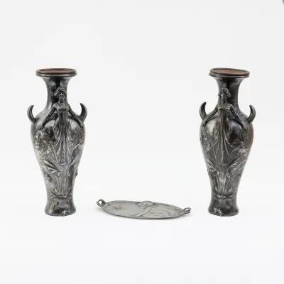 A pair of tin Art Nouveau period vases and a oval-shaped plate – kavel bij Bernaerts, Antwerp