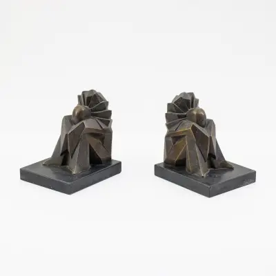 A pair of art deco period Pierrot bookends. Bronze and marble – kavel bij Bernaerts, Antwerp