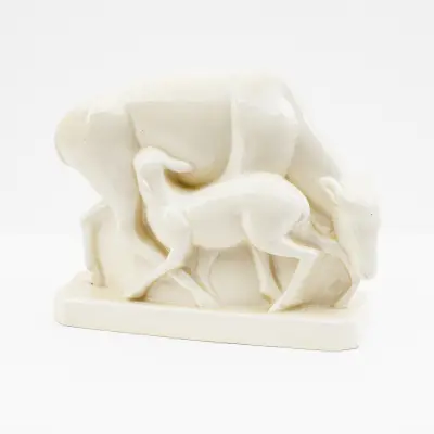 An art deco period white glazed ceramic doe with fawn. Signed 'Decaux' – kavel bij Bernaerts, Antwerp