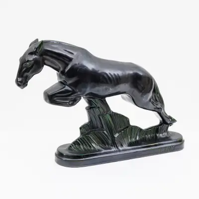 A ceramic sculpture of a jumping horse – kavel bij Bernaerts, Antwerp