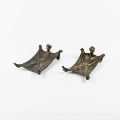 A pair of bronze vide-poches in the shape of a devil holding a sheet, the other in the shape of – kavel bij Bernaerts, Antwerp